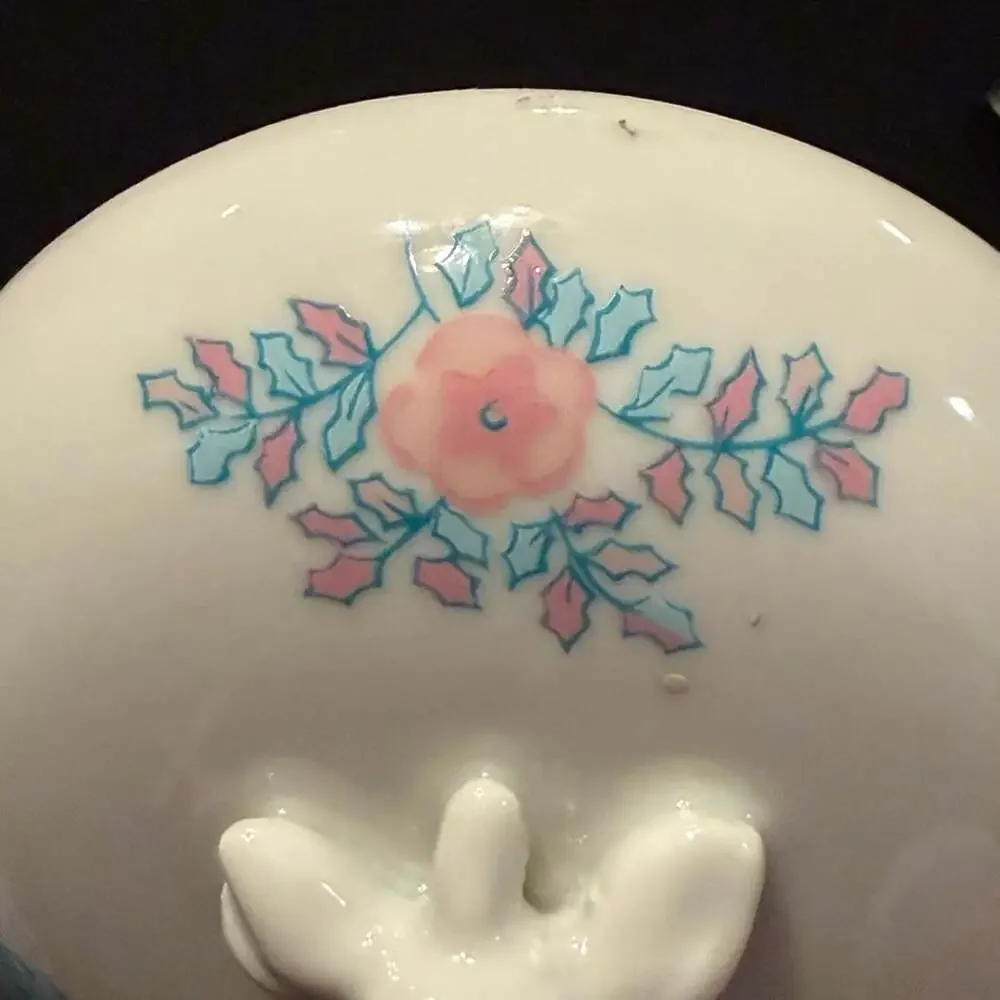 Vintage Elizabeth Arden Round Porcelain Trinket Box With Floral Motif
